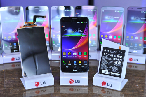 The P-OLED HD display of LG G Flex, LG G Flex and the world’s first curved smartphone battery of LG G Flex are displayed on a table.