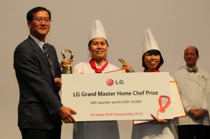 An LG representative awards the winners of the LG Grand Master Home Chef Prize with a gift voucher of USD $10,000 at the LG Home Chef Championship 2013