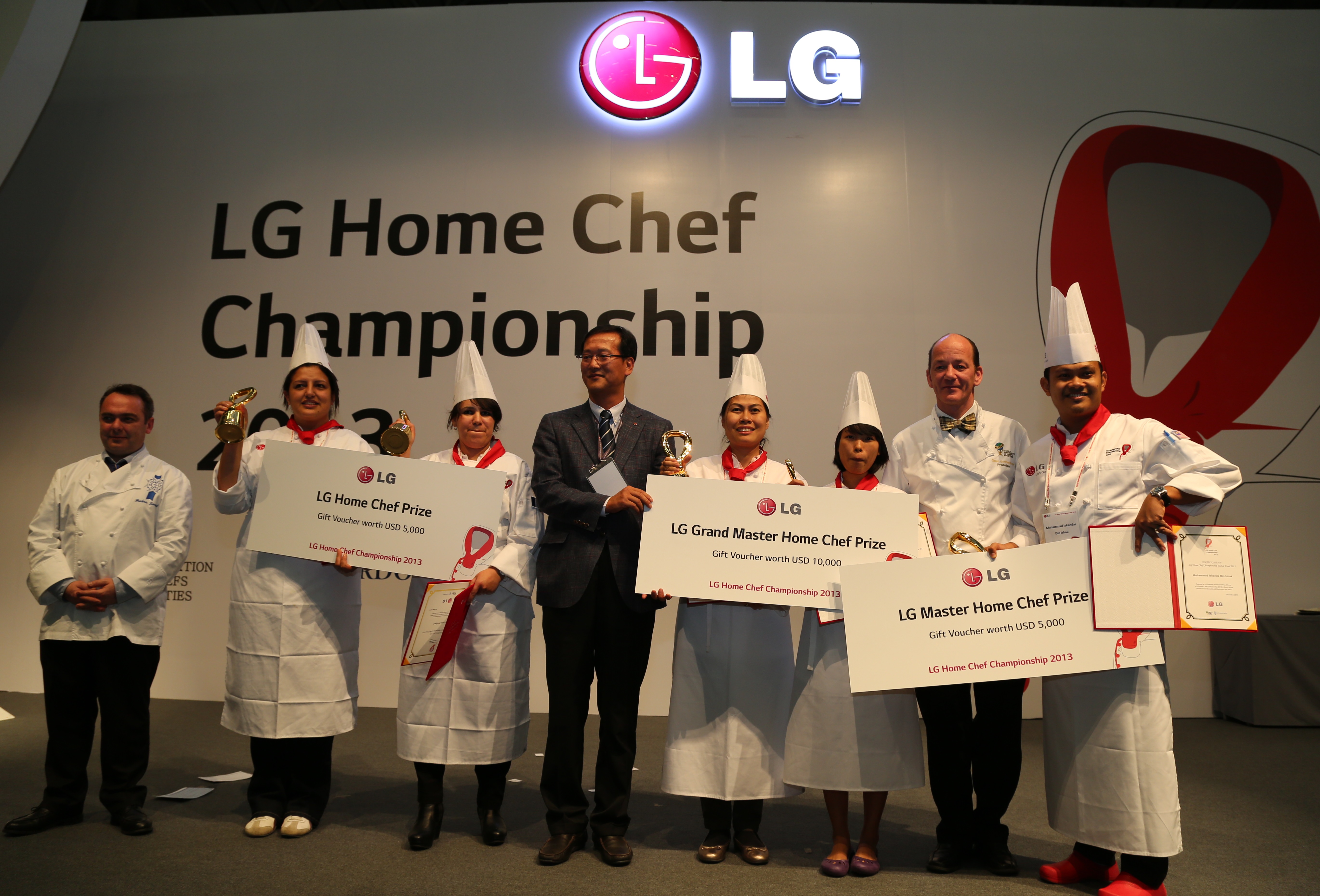 An LG representative awards the winners of the LG Home Chef Championship 2013 on the main stage with certificates and prizes.