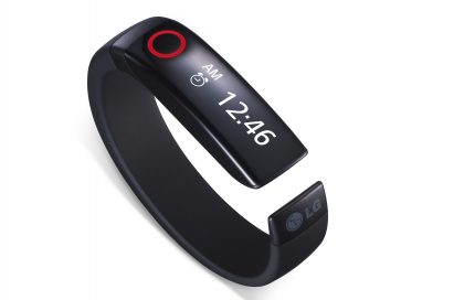LG Lifeband Touch displaying time on its OLED display