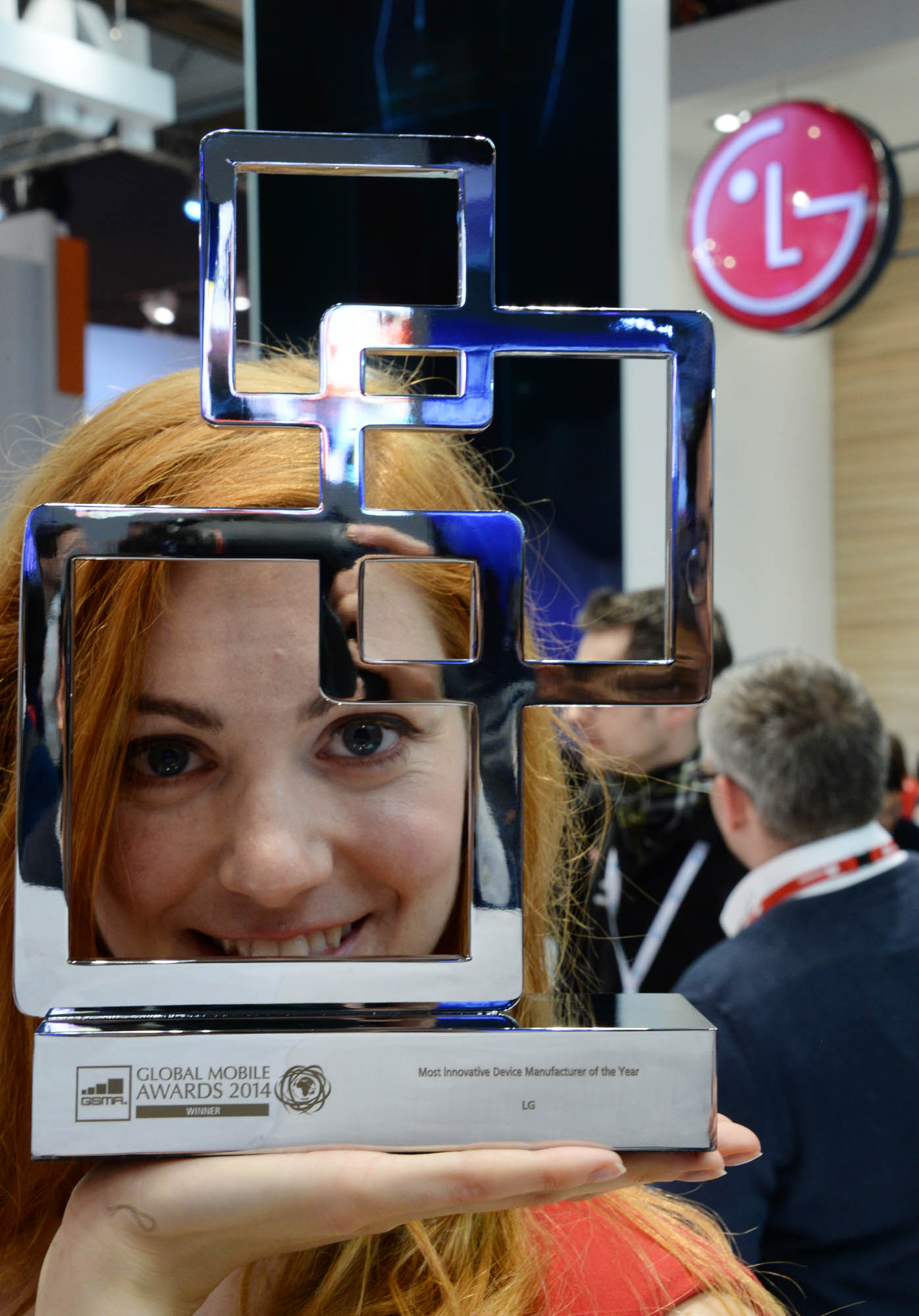 A female model is holding the trophy of the ‘Most Innovative Device Manufacturer of the Year’ by the GSMA at Mobile World Congress 2014.