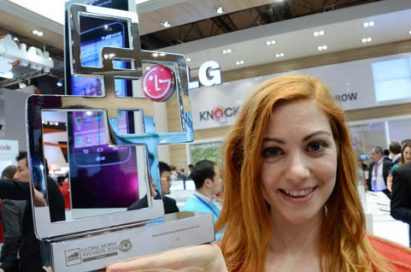 A female model is holding the trophy of the ‘Most Innovative Device Manufacturer of the Year’ by the GSMA at Mobile World Congress 2014.