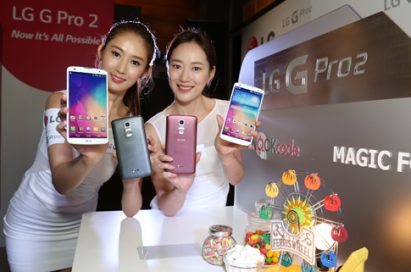 Two models showing off the front and back of the LG G Pro 2.