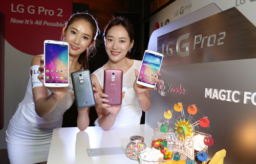 Two models showing off the front and back of the LG G Pro 2.