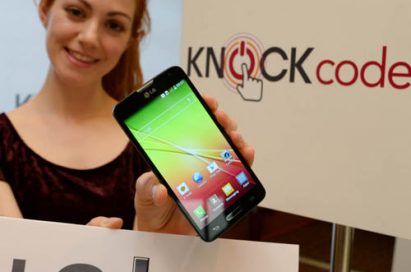 A female model is holding a LG L90 in her left hand and a panel with the logo of LG L90 on with her right hand.