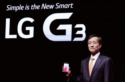 Jong-seok Park, the President and CEO of LG Electronics Mobile Communications Company is showing the LG G3 in front of a back wall saying “Simple is the New Smart, LG G3”.