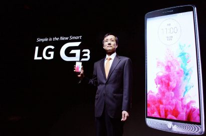 Jong-seok Park, the President and CEO of LG Electronics Mobile Communications Company is showing the LG G3 in front of a back wall on which the product message and the front of LG G3 is printed.