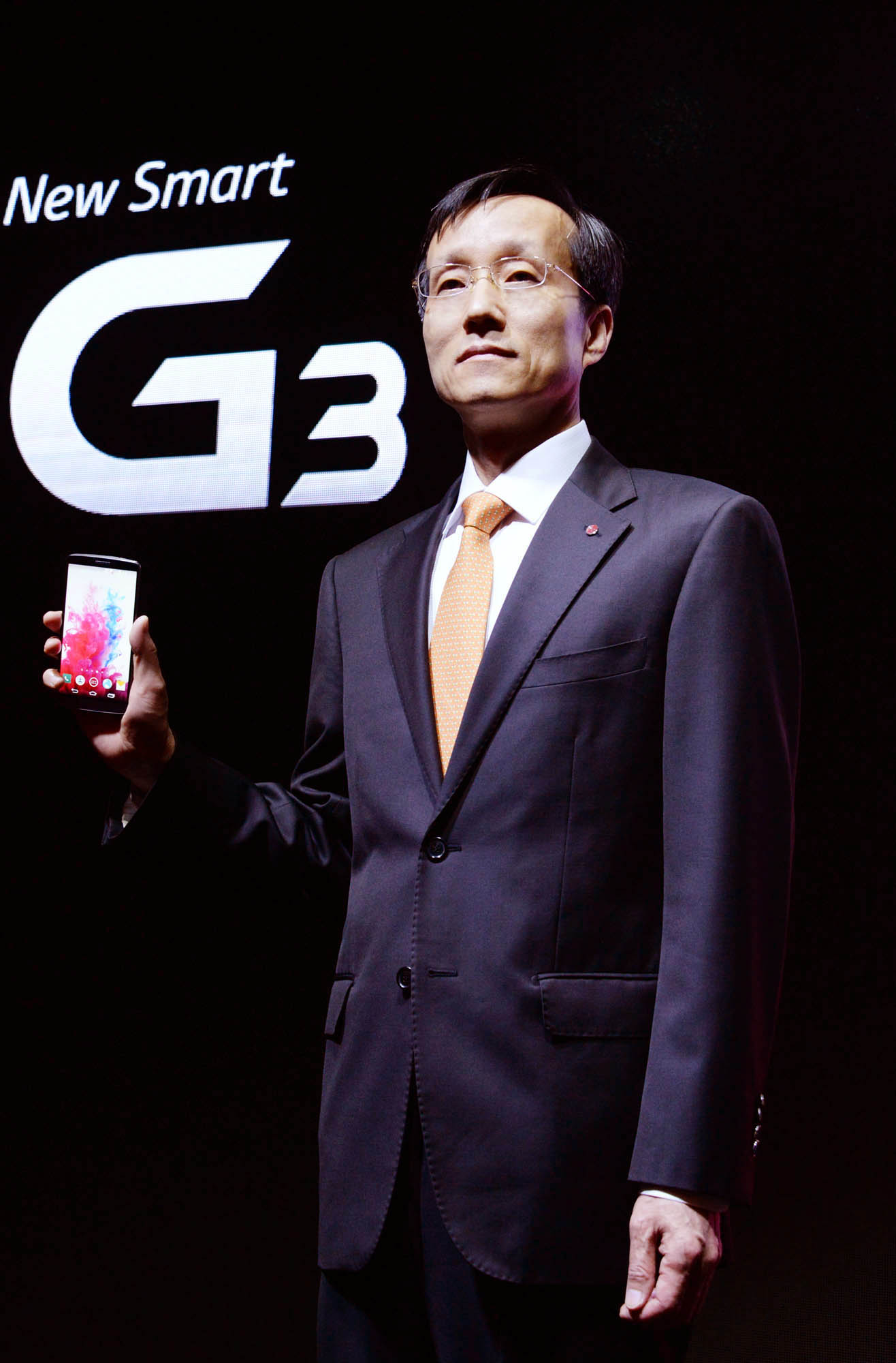 Jong-seok Park, the President and CEO of LG Electronics Mobile Communications Company is showing the LG G3.