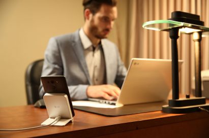 A man charges LG G3 using LG’s new stand-type wireless charger.