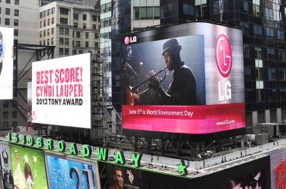 LG’s outdoor LED display screens the video made by United Nations Environment Programme to commemorate World Environment Day.