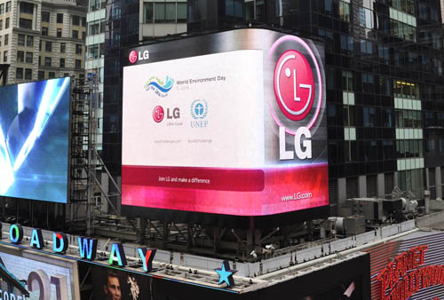 LG’s outdoor LED display screens the video made by United Nations Environment Programme to commemorate World Environment Day.