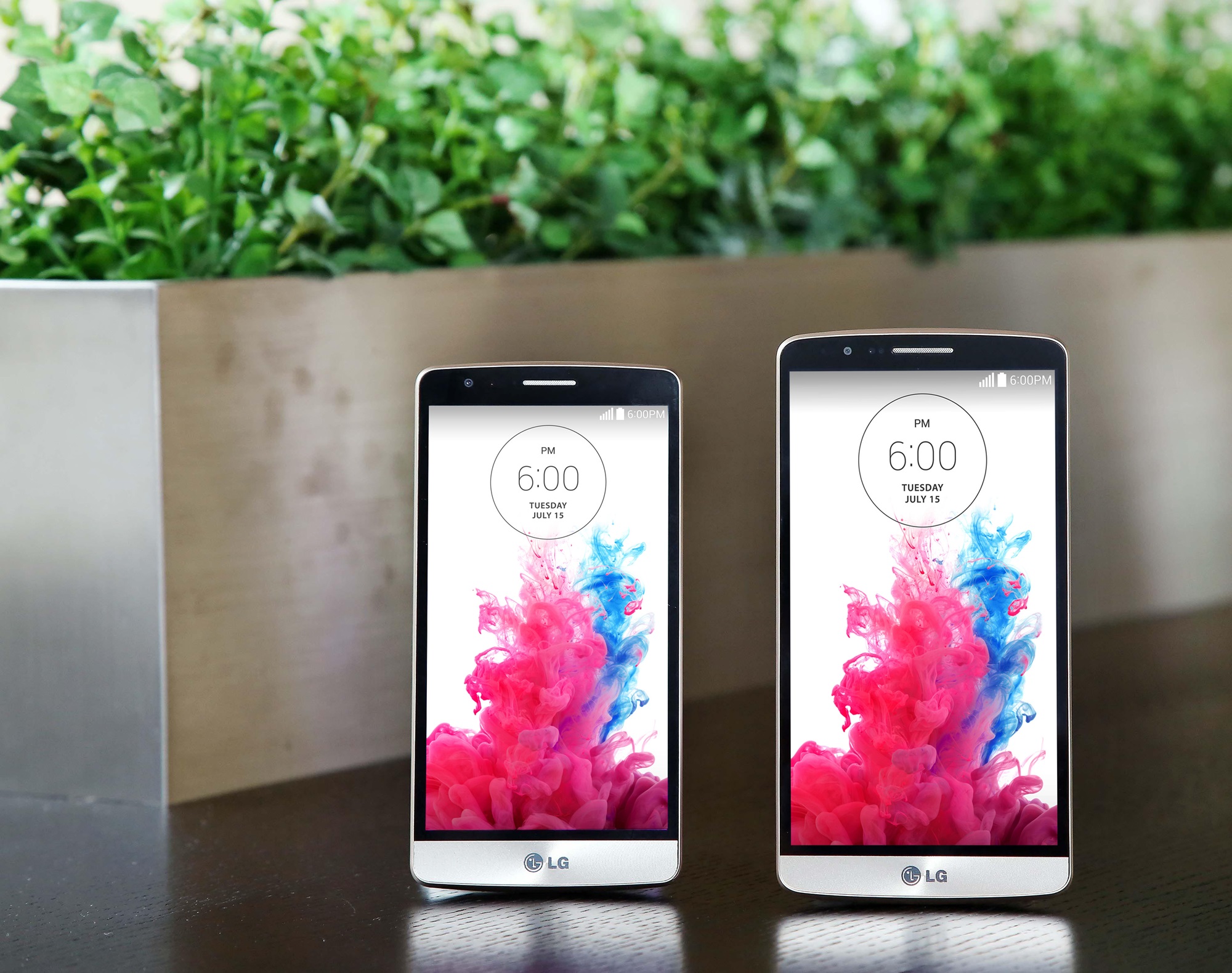 A LG G3 and a LG G3 Beat are displayed on a table.
