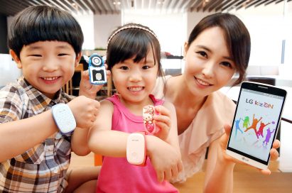 Two kid models wearing LG KizONS and a female model holding LG G3 are smiling at a camera.