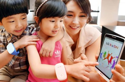 Two kid models wearing LG KizONS and a female model are trying to link the handsets with LG G3