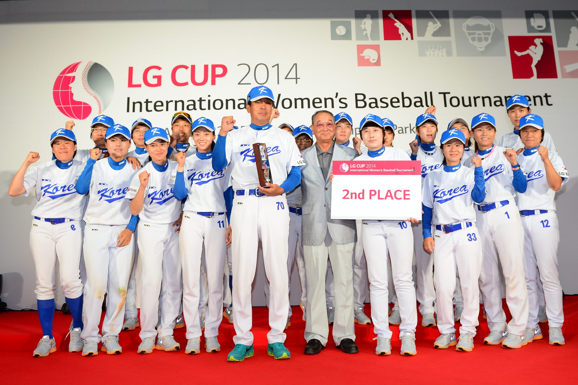 The second-ranked team takes a group photo at the awards ceremony.