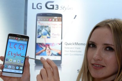 A model showing off the LG G3 Stylus’ screen by writing “LG G3 Stylus” with the QuickMemo function.