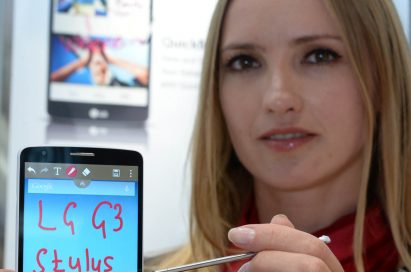 A model poses with the LG G3 Stylus after writing “LG G3 Stylus” using the phone’s QuickMemo function.