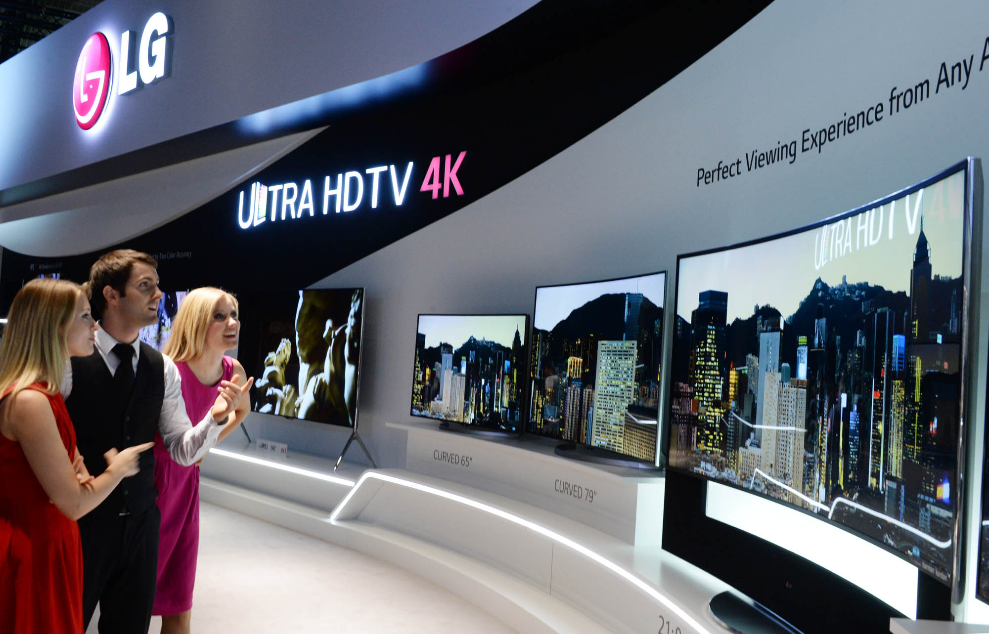 Models look at LG ULTRA HD TVs.