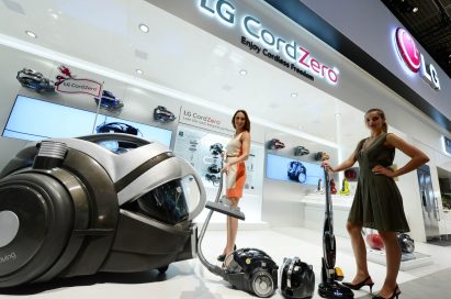 Models present LG’s new CordZero™ series of premium cordless vacuum cleaners.