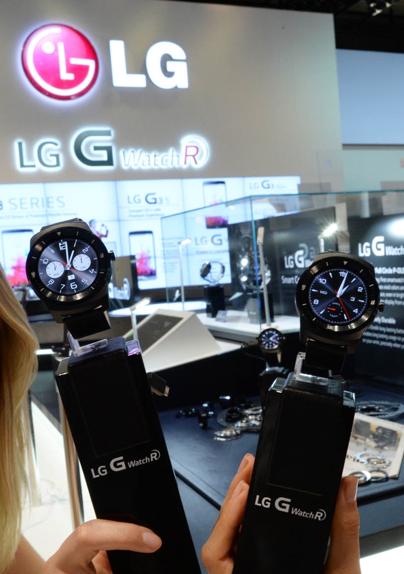 A front view of LG G Watch R.