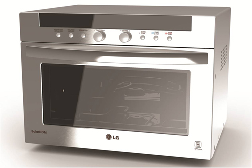 A front view of LG’s Lightwave Convection Oven equipped with the cutting-edge Charcoal Lighting Heater™.