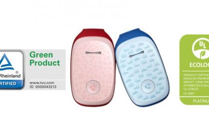 From left to right; The certificate of Green Product, two KizONs in pink and blue colors, the certificate of ECOLOGO.