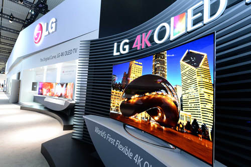 A side view of LG’s 77-inch flexible 4K OLED TV.