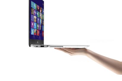 A side view of LG’s 13.3-inch Ultra PC model 13Z940 held effortless on the palm of a model’s hand