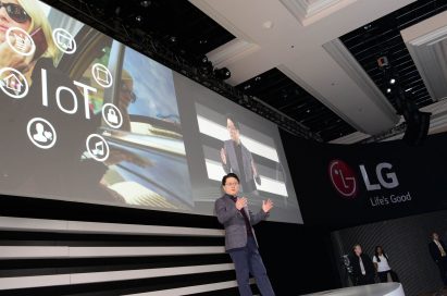 Ahn Seung-kwon, president and chief technology officer of LG, introduces its IoT strategy and platform “webOS 2.0” at the global press conference held at CES 2015.