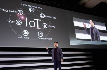 Ahn Seung-kwon, president and chief technology officer of LG, introduces its IoT strategy and platform “webOS 2.0” at the global press conference held at CES 2015.