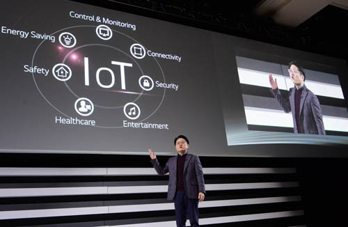 Ahn Seung-kwon, president and chief technology officer of LG, introduces its IoT strategy and platform “webOS 2.0” at the global press conference held at CES 2015.