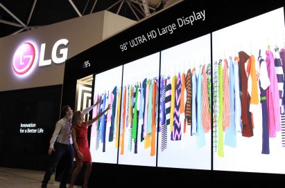 Two models demonstrating the Virtual Fitting function on LG’s 98-inch ULTRA HD Digital Signage at ISE 2015