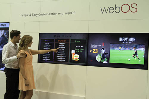 Two models demonstrating the Virtual Fitting function on LG’s 98-inch ULTRA HD Digital Signage at ISE 2015.