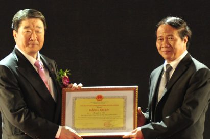 Koo Bon-joon, vice chairman and CEO of LG Electronics holds ceremony certificate of its Haiphong Campus.