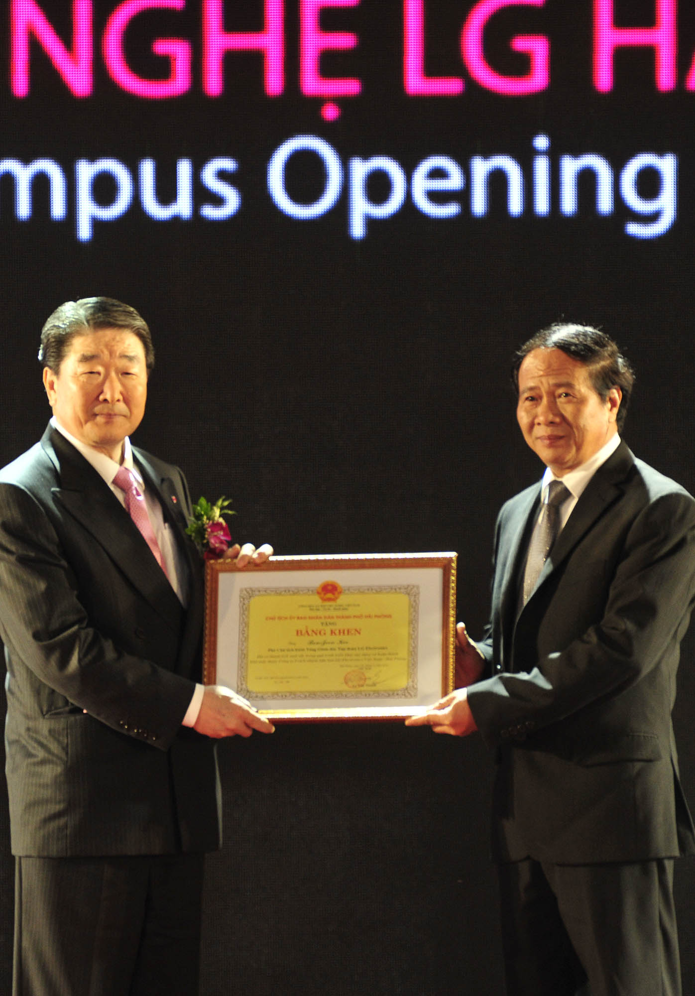 Koo Bon-joon, vice chairman and CEO of LG Electronics holds ceremony certificate of its Haiphong Campus.