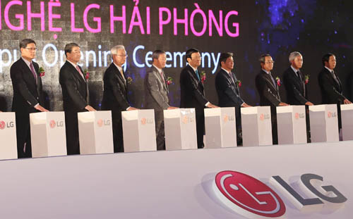 Koo Bon-moo, chairman of LG Electronics (fourth from left) and Koo Bon-joon, vice chairman and CEO of LG Electronics (second from left), hold down the touchpad to announce the opening of its newest production facility in Vietnam with the completion of the main building at its Haiphong Campus.