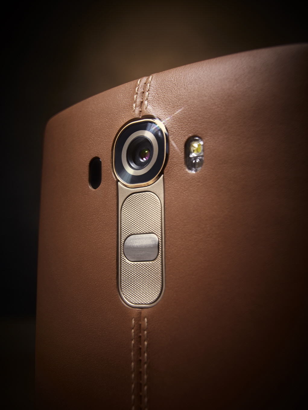 A close-up of the top of the LG G4’s back while wearing a brown leather cover.