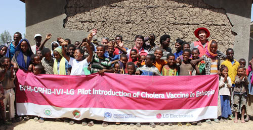 LG staff take a commemorative photo with people from the community after inoculating 40,000 residents of Oromia, Ethiopia with the oral cholera vaccine.