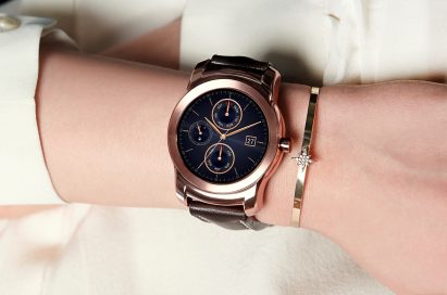 A close-up of a woman’s wrist while wearing the Rose Gold LG Watch Urbane and a matching gold bracelet.