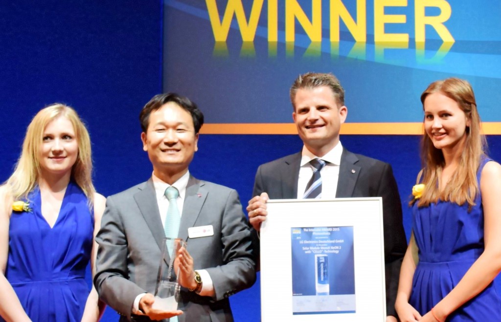 After receiving the Intersolar AWARD for Photovoltaics on the opening day of the event, Choi Young-ho, vice president of LG’s Solar Business Division, and Michael Harre, EU Solar Sales Director take a picture.