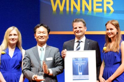 After receiving the Intersolar AWARD for Photovoltaics on the opening day of the event, Choi Young-ho, vice president of LG’s Solar Business Division, and Michael Harre, EU Solar Sales Director take a picture.