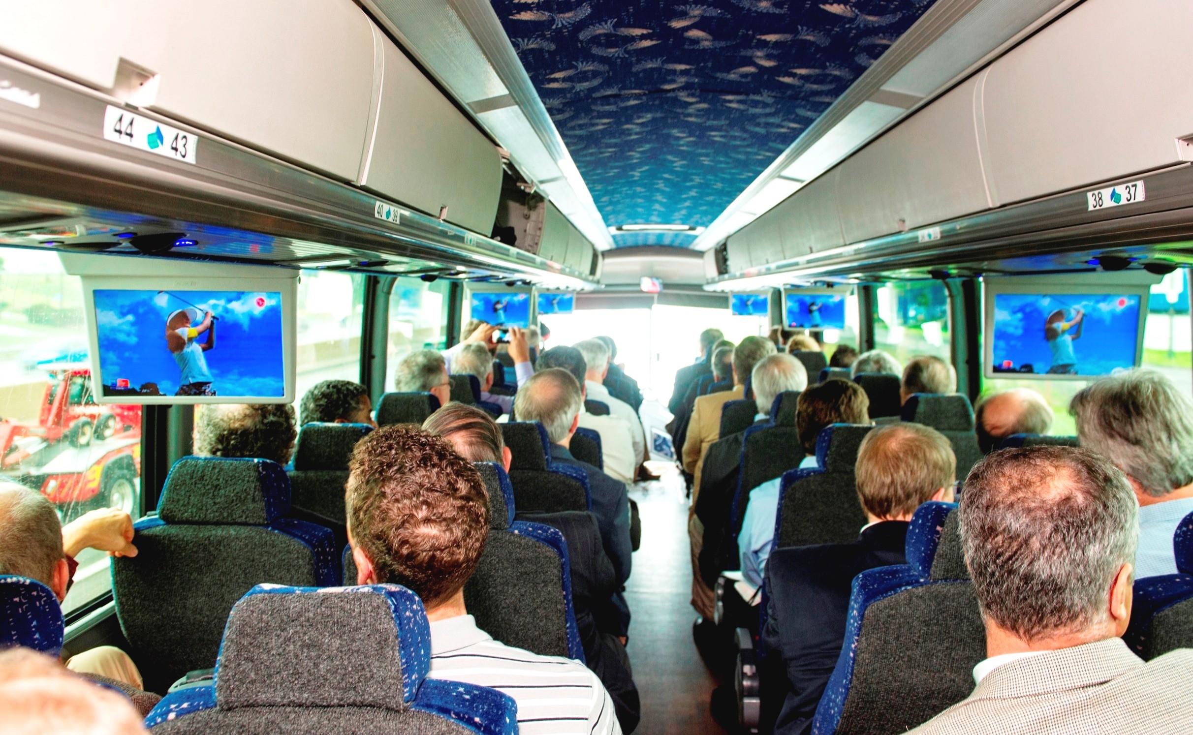 Experts watch videos on a bus via ATSC 3.0 signals