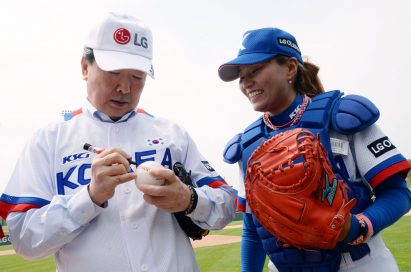 Koo Bon-joon, vice chairman and CEO of LG Electronics, autographs on the ball.