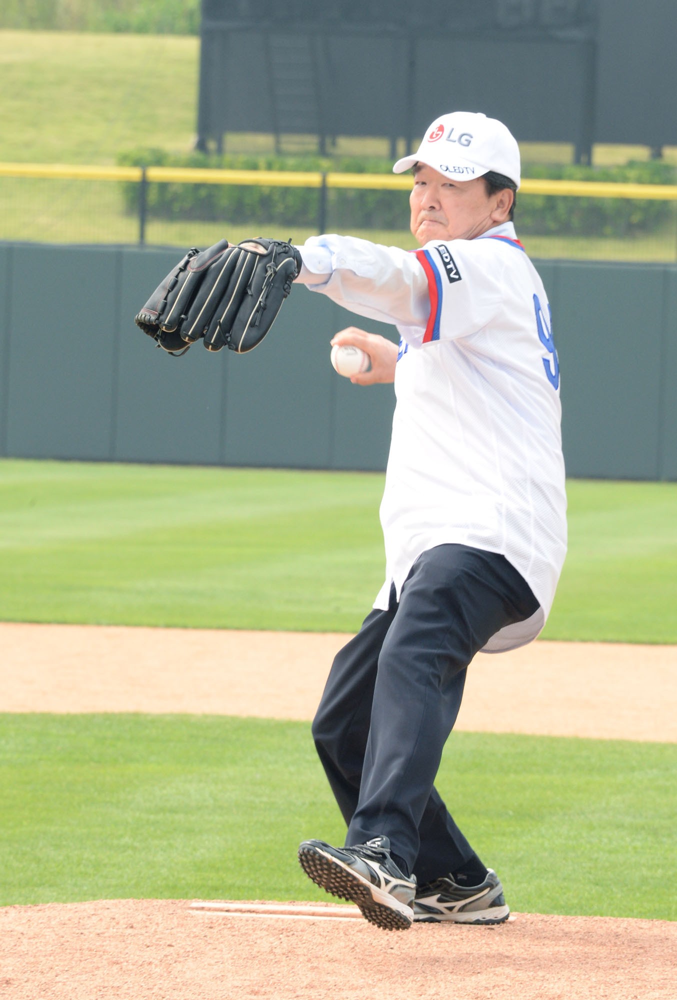 Koo Bon-joon, vice chairman and CEO of LG Electronics, throws the game’s ceremonial first pitch.