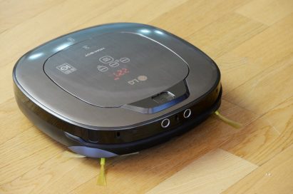 Another front view of LG CordZero™ HOM-Bot cleaning the floor