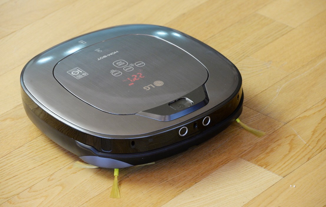 Another front view of LG CordZero™ HOM-Bot cleaning the floor