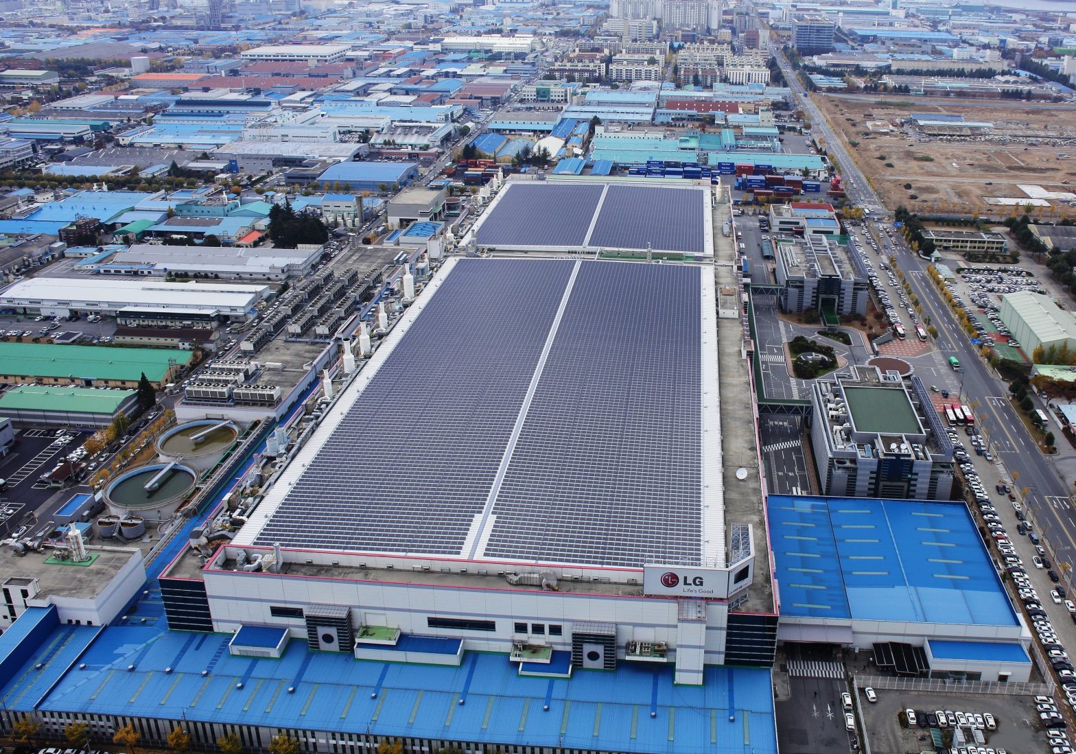 A photo overlooking one of LG’s solar cell manufacturing facilities in Gumi, Korea.