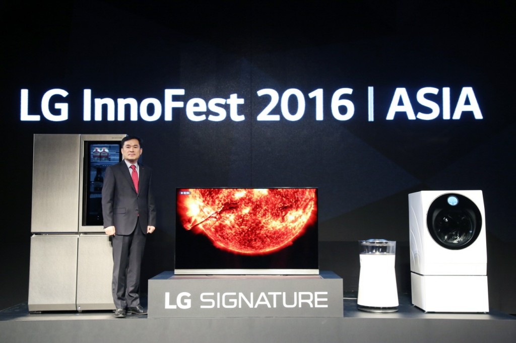LG’s Asia Regional Head Chris Yi poses with new SIGNATURE lineup at Asia’s LG Innofest 2016.