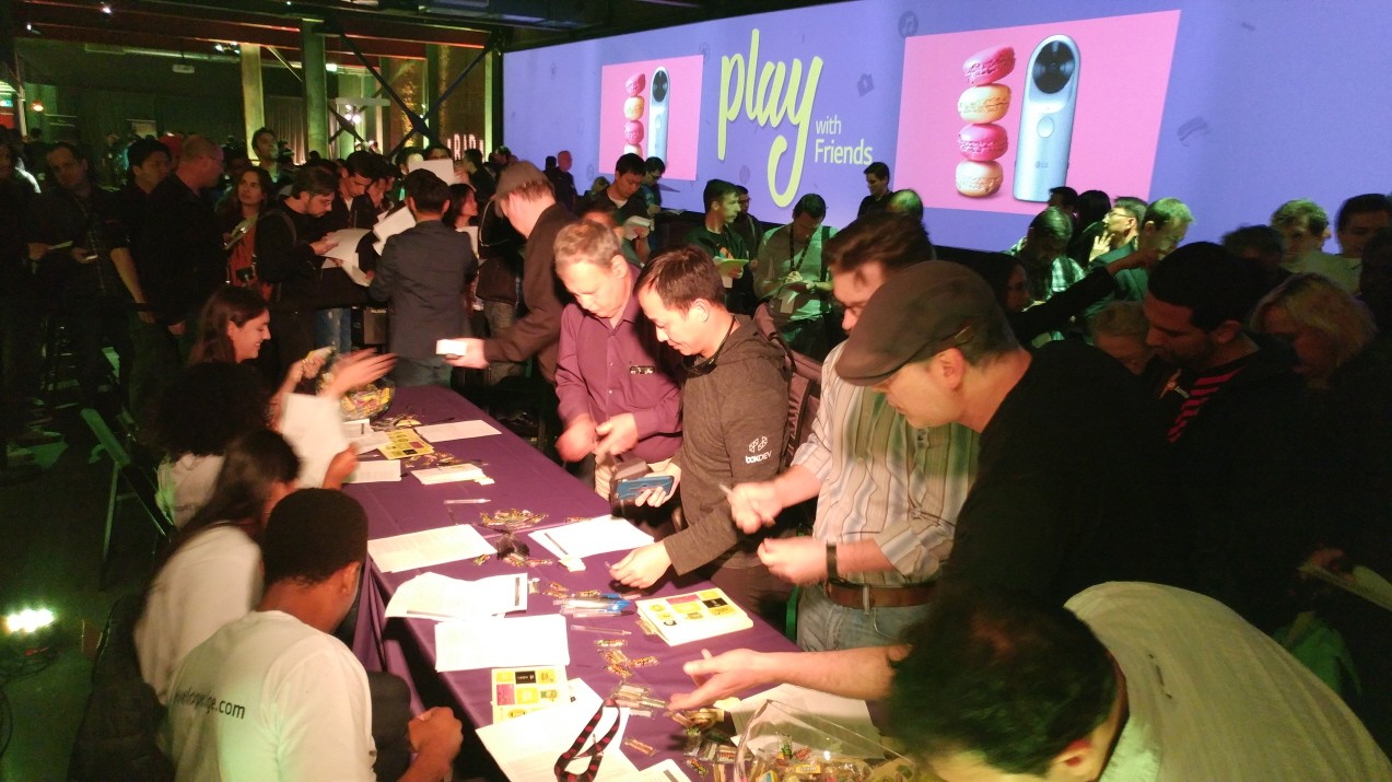 Attendees signing in to enter the LG G5 and Friends developers conference