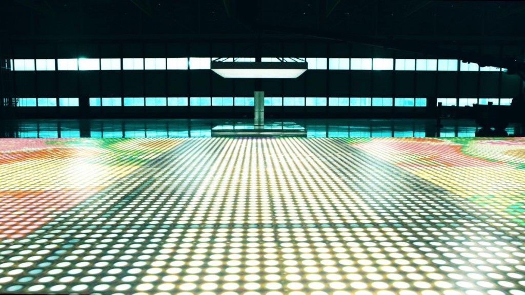 LG’s Guinness World Records title-winning light bulb-based display laid out on the floor of a large auditorium.